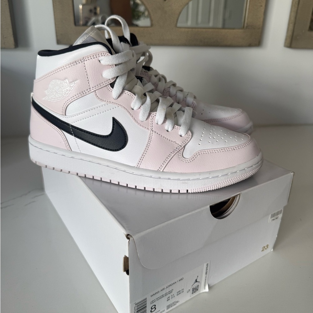 Air Jordan 1 mid Barely rose size 8W
